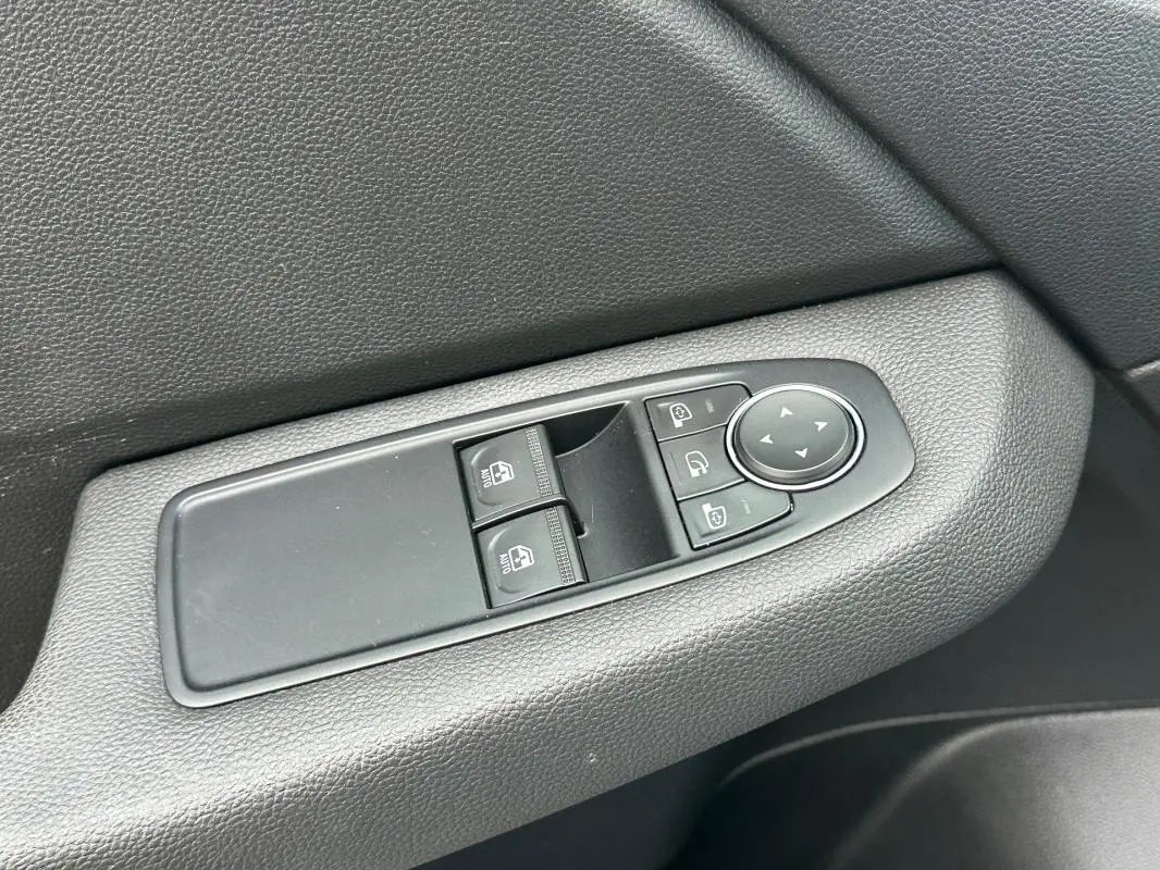 Panneau de commande des vitres électriques côté gauche intérieur d'une Renault Clio V SCe 65 noire de 2021.