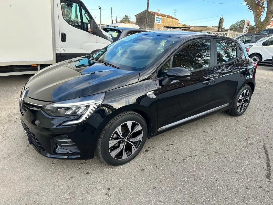Renault Clio V SCe 65 Limited noire vue en 3/4 avant droit, avec jantes alliage 16 pouces et feux LED allumés.