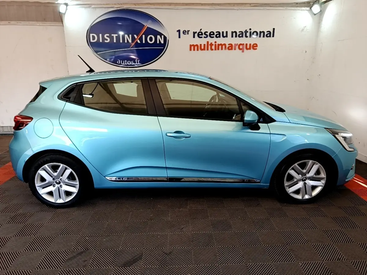 Profil droit d'une Renault Clio Business E-Tech hybride bleu clair 2021 avec jantes alliage et logo latéral Clio.
