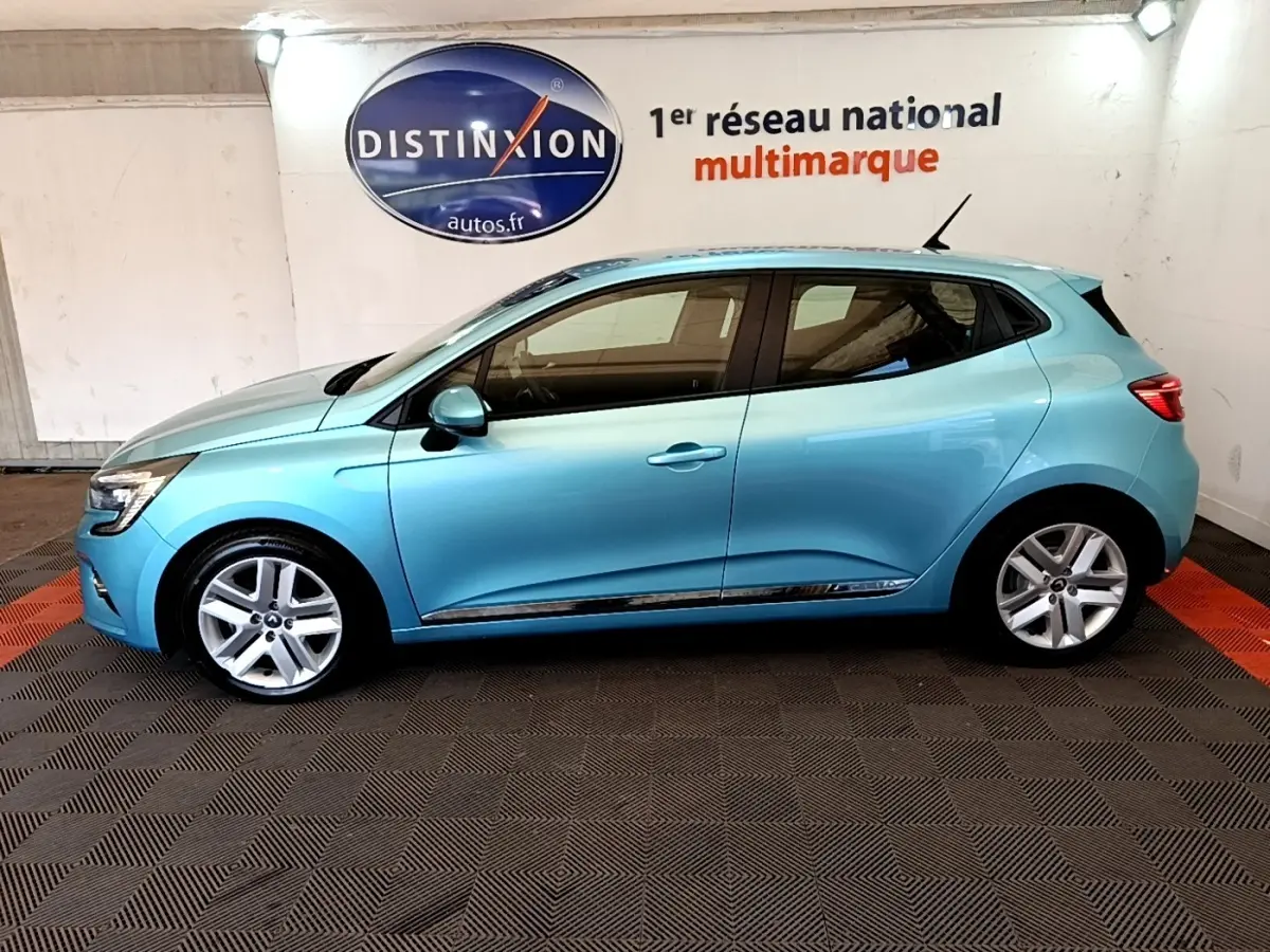 Profil droit d'une Renault Clio Business E-Tech hybride 2021 bleu clair, avec jantes alliage et vitres teintées.