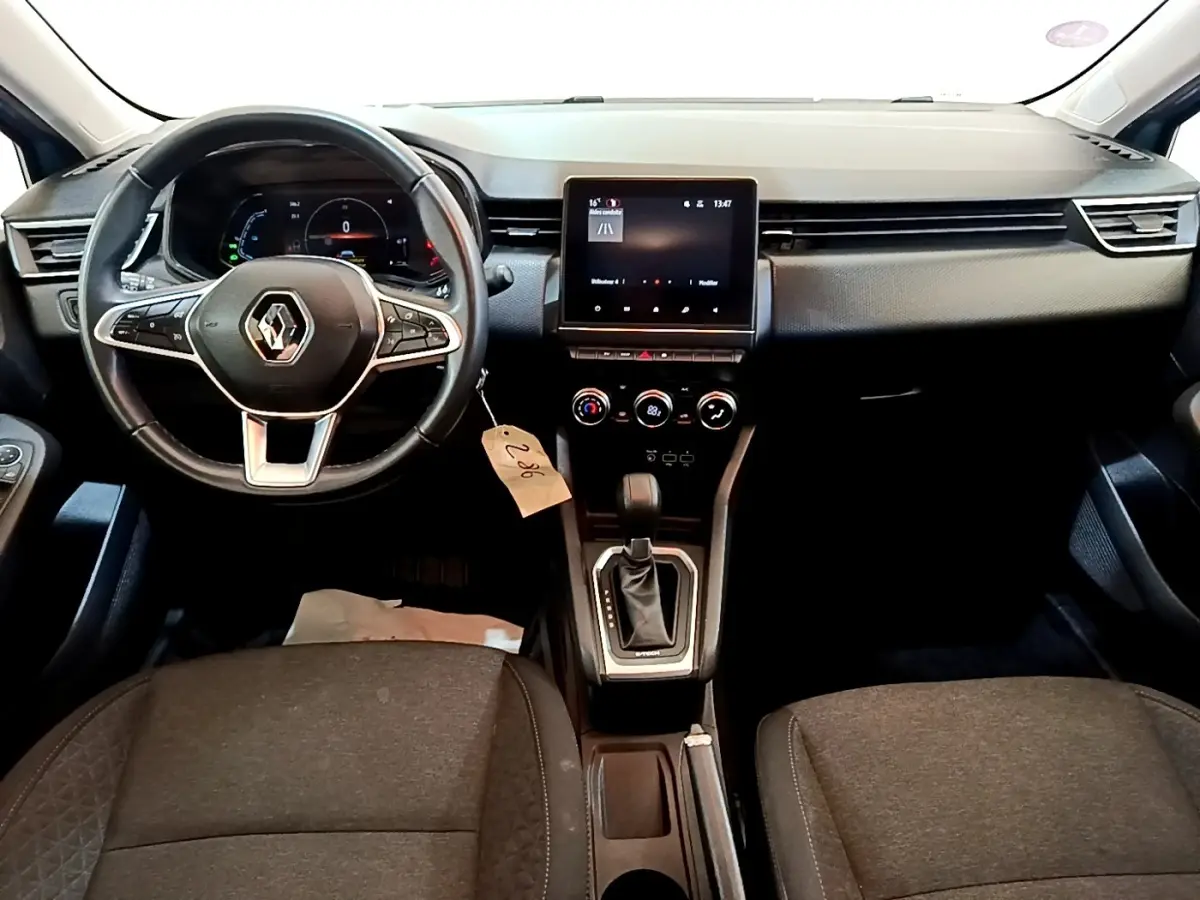 Vue intérieure frontale du tableau de bord et volant cuir noir de la Renault Clio Business E-Tech hybride 2021.