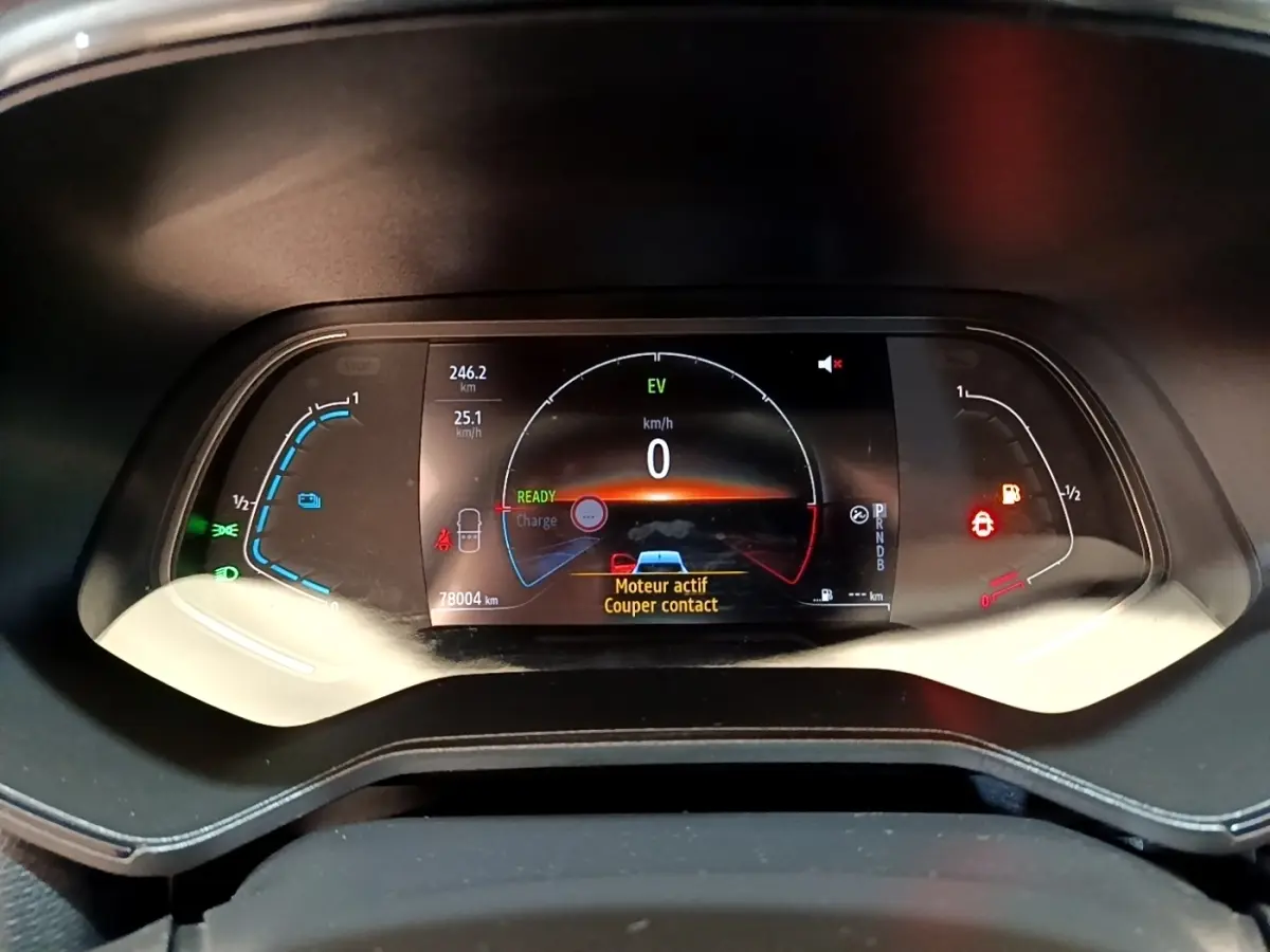 Vue rapprochée du combiné d'instruments numérique de la Renault Clio Business E-Tech hybride bleu, affichant 0 km/h et alertes moteur.