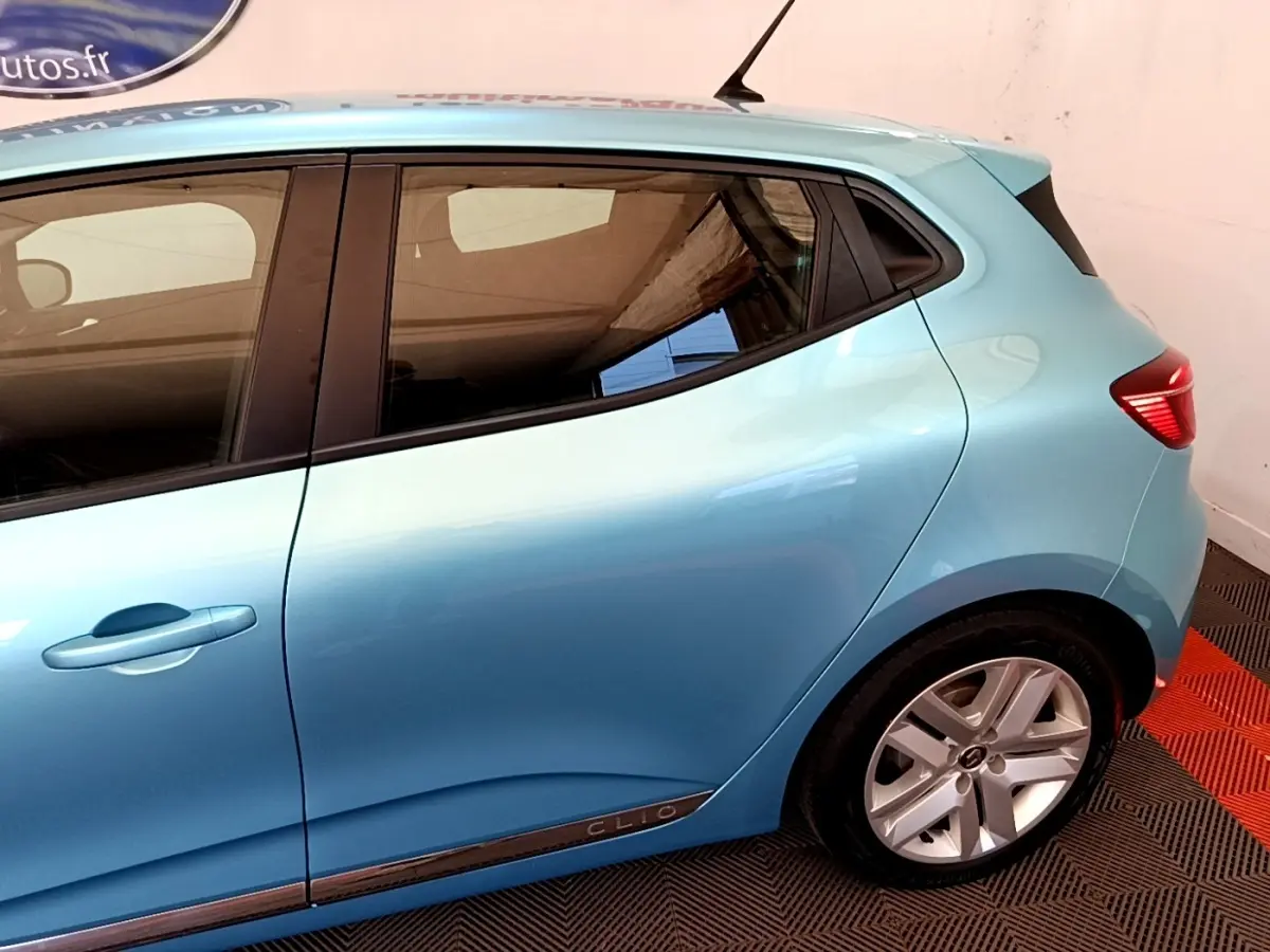 Vue latérale droite d'une Renault Clio Business E-Tech hybride 2021 bleu clair avec jantes alliage et logo Clio sur la porte arrière.