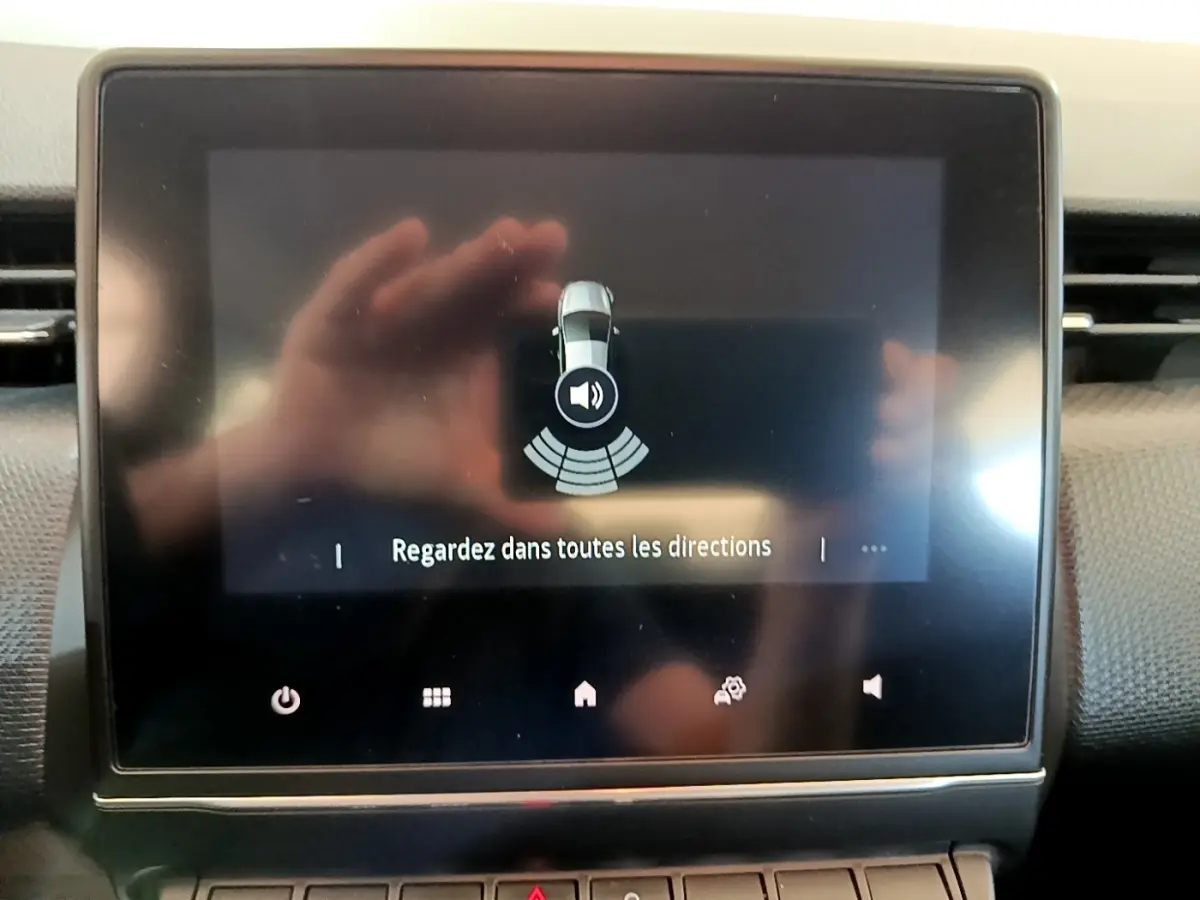 Écran tactile central de la Renault Clio Business E-Tech hybride 2021 affichant un avertissement de sécurité.