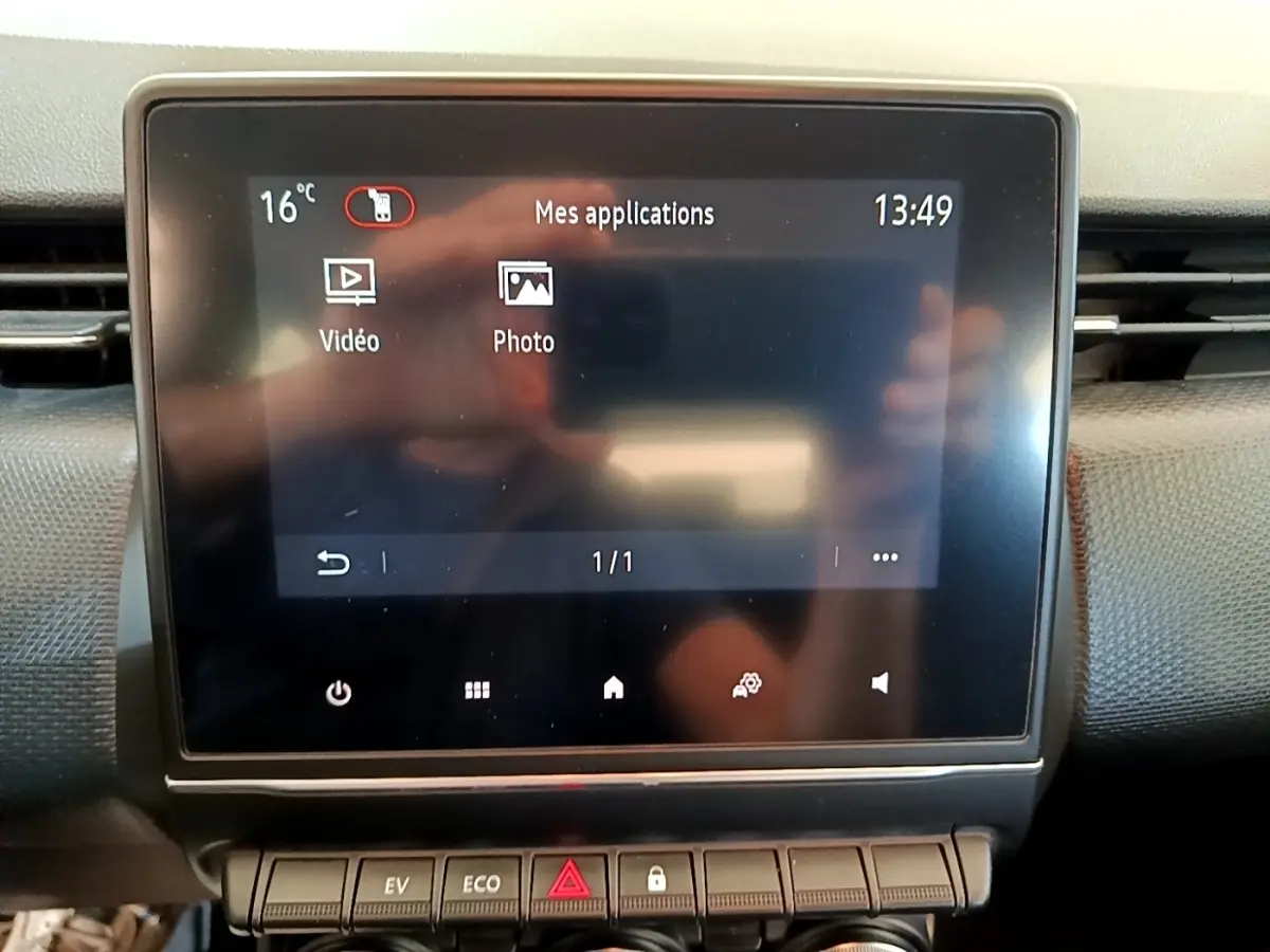 Écran tactile central de la Renault Clio Business E-Tech hybride 140, affichant le menu applications, vue intérieure frontale.