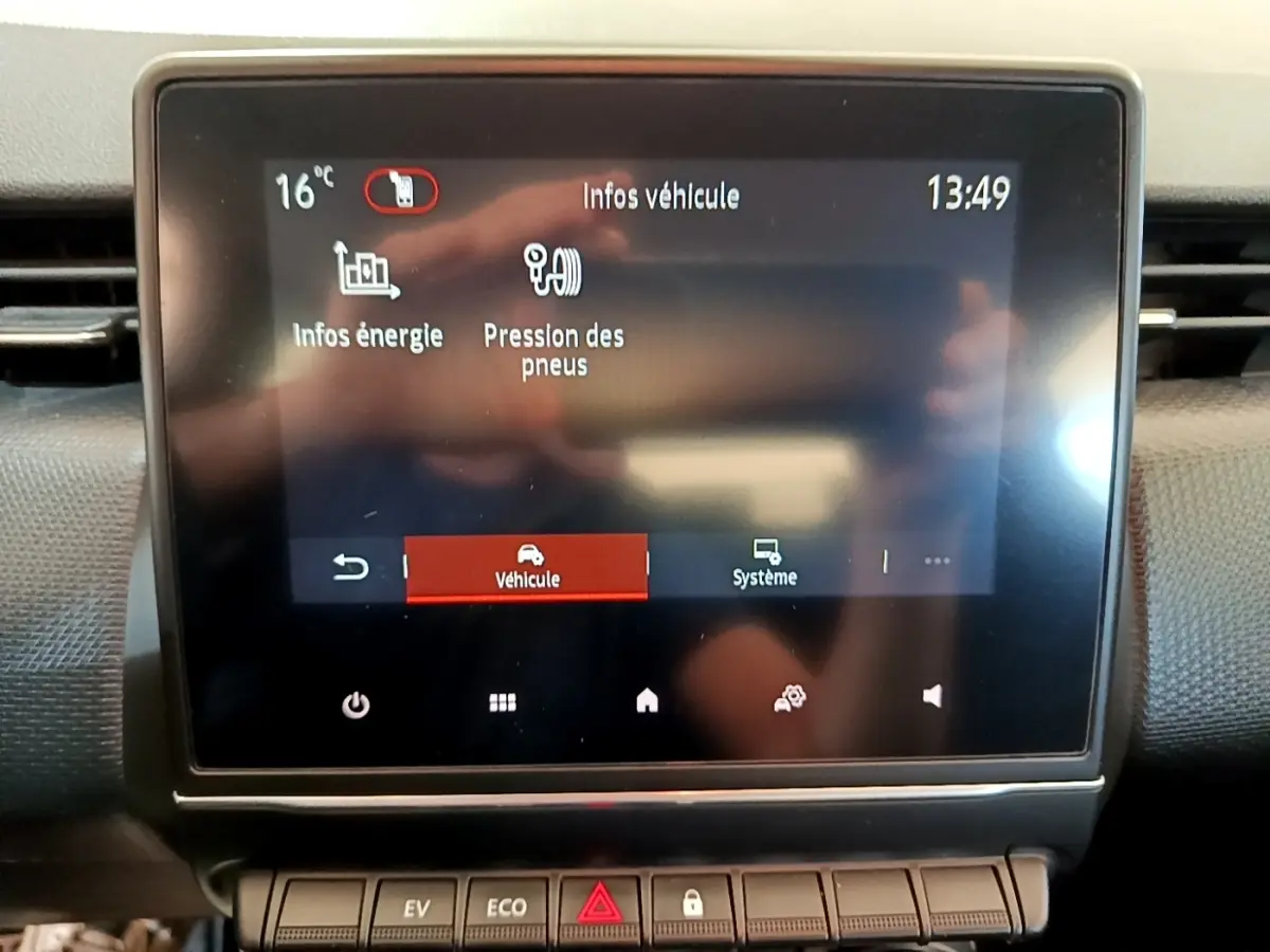 Écran tactile central affichant les infos véhicule et pression des pneus dans une Renault Clio Business E-Tech hybride 2021.