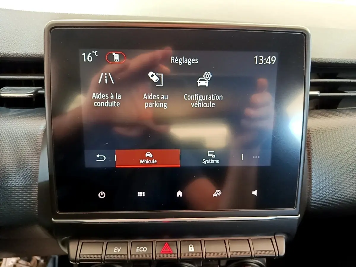 Écran tactile central du tableau de bord de la Renault Clio Business E-Tech hybride 2021 affichant les réglages d’aide à la conduite.