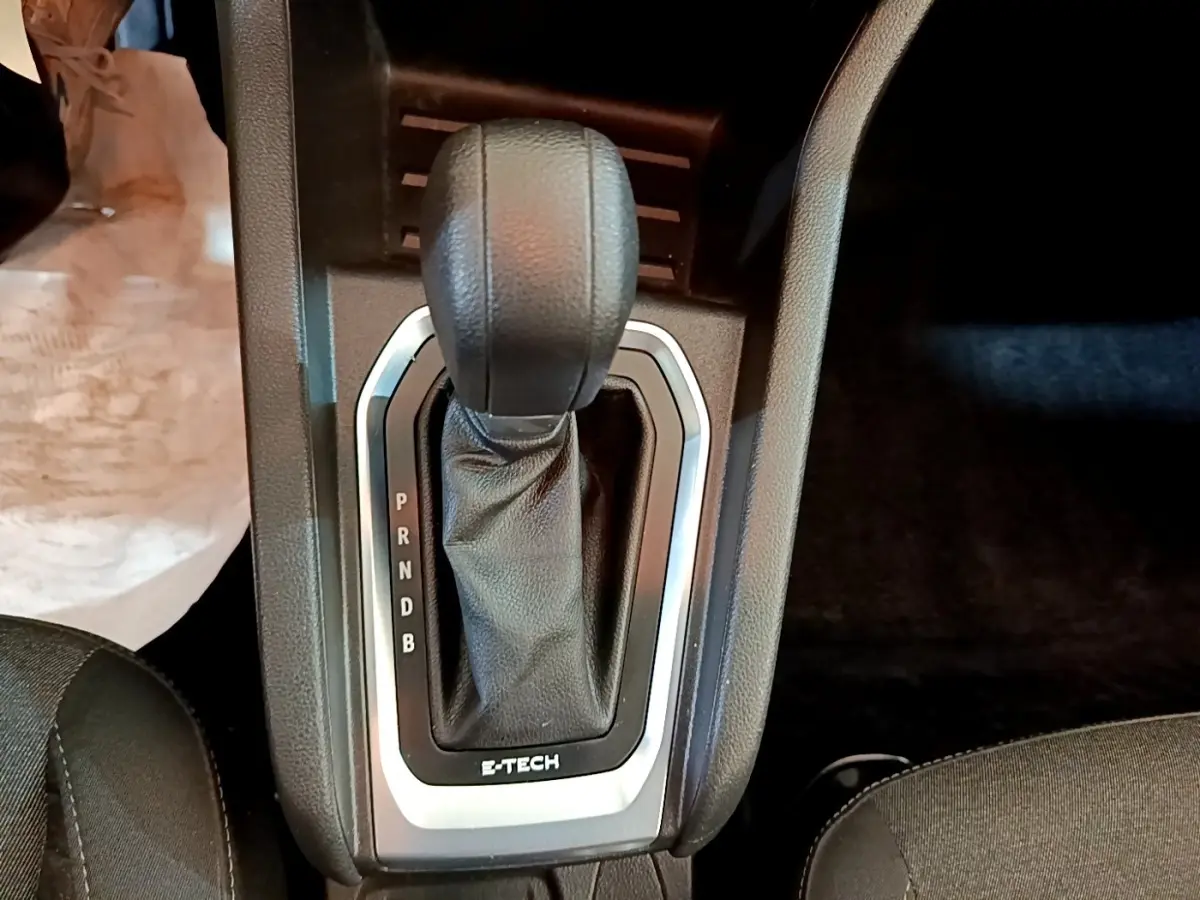 Gros plan sur la commande de boîte automatique noire avec marquage E-TECH dans l’habitacle d’une Renault Clio Business E-Tech.