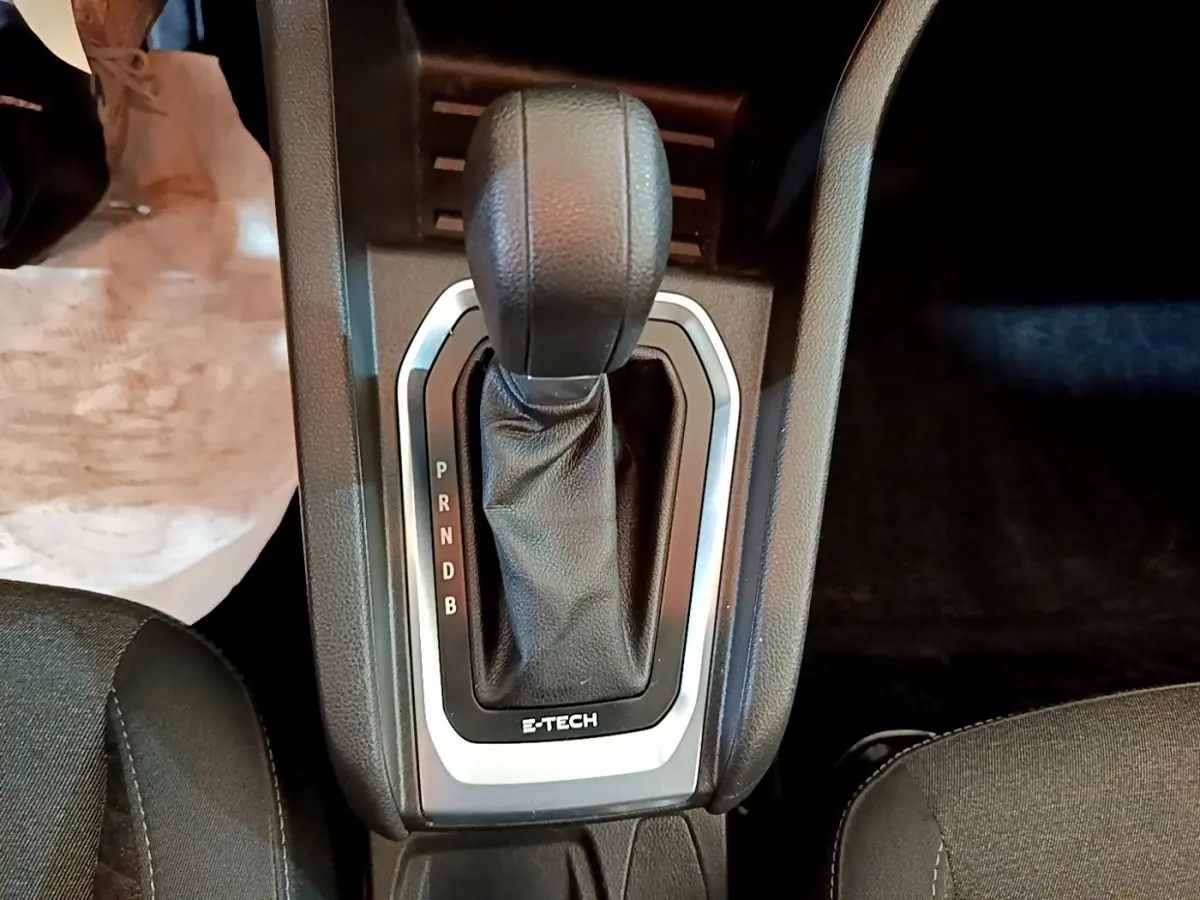 Le levier de vitesses automatique noir de la Renault Clio Business E-Tech hybride, vu de dessus entre les sièges avant.