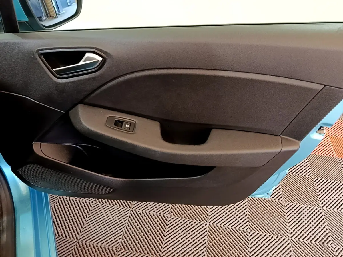 Vue rapprochée de la porte avant gauche bleu clair de la Renault Clio Business E-Tech hybride 2021 avec commande de vitre électrique.