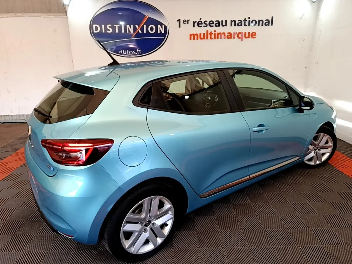 Renault Clio Business E-Tech hybride bleu vue 3/4 arrière côté droit en intérieur showroom