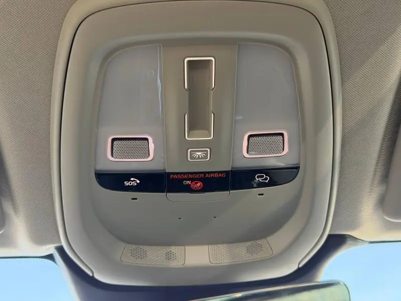 Vue intérieure du plafonnier gris du Volvo XC60 2024 avec commandes d'éclairage et indicateur airbag passager activé.