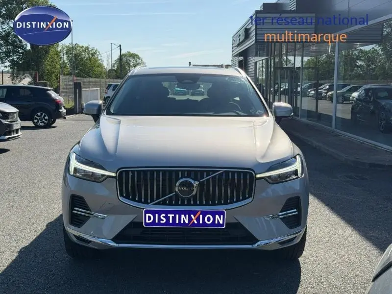 Vue frontale d'un Volvo XC60 gris métallisé 2024 avec calandre chromée et phares LED distinctifs.