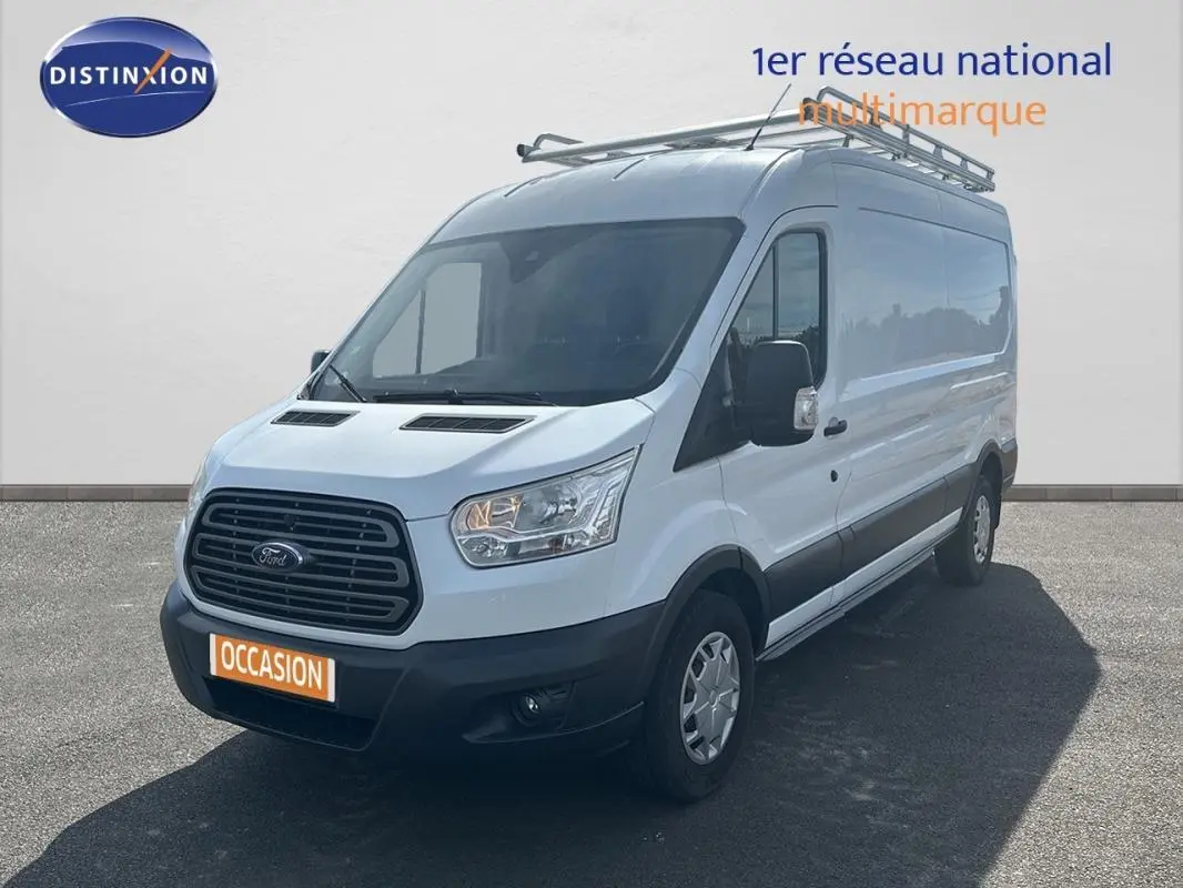 Ford Transit Fourgon blanc en 3/4 avant droit avec galerie de toit et vitres surteintées.