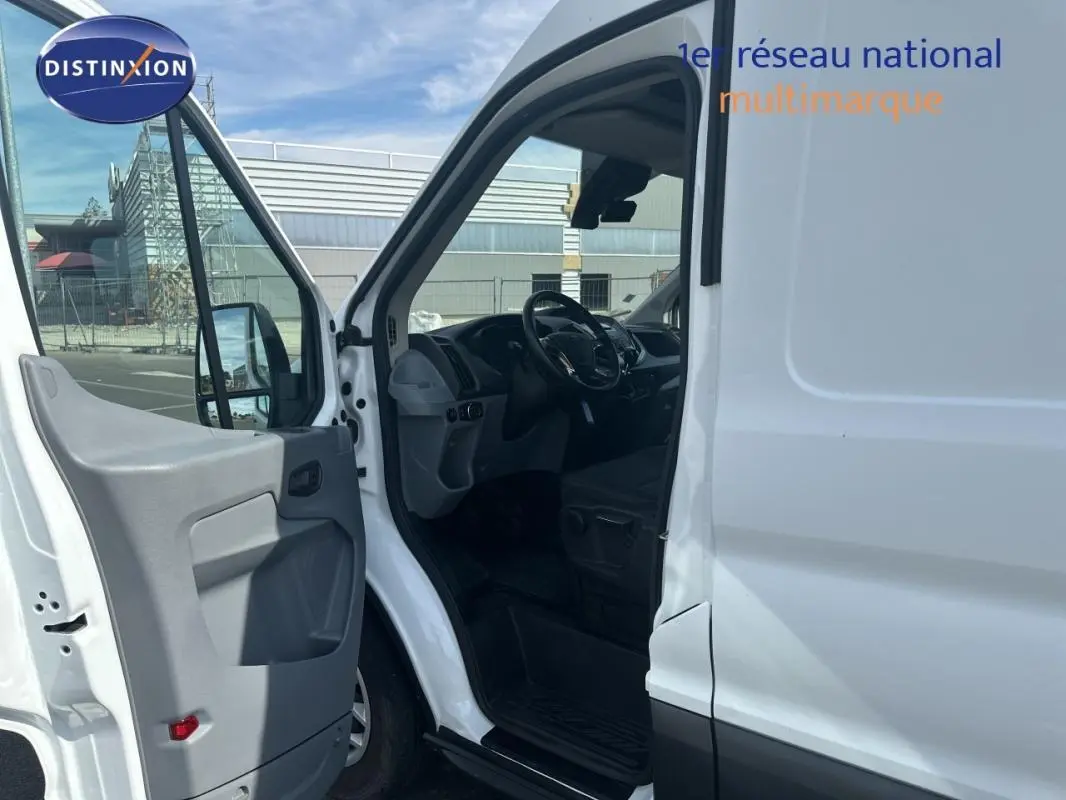 Vue côté gauche avant du Ford Transit Fourgon blanc 2015 avec porte ouverte et intérieur visible.