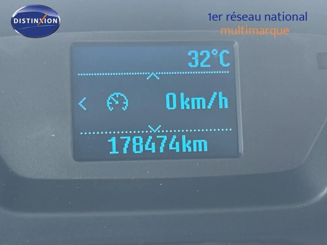 Affichage numérique du tableau de bord du Ford Transit Fourgon blanc, indiquant 178474 km et 32°C.