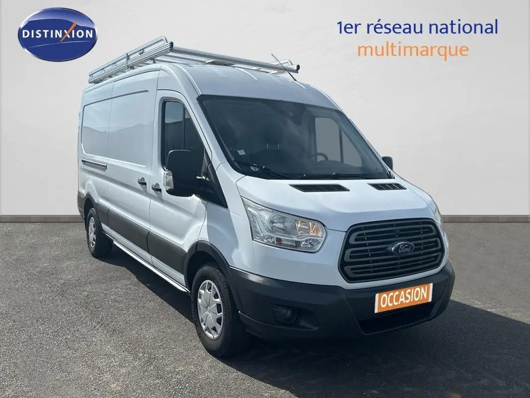 Ford Transit Fourgon blanc en 3/4 avant droit avec porte latérale et jantes classiques 16 pouces.