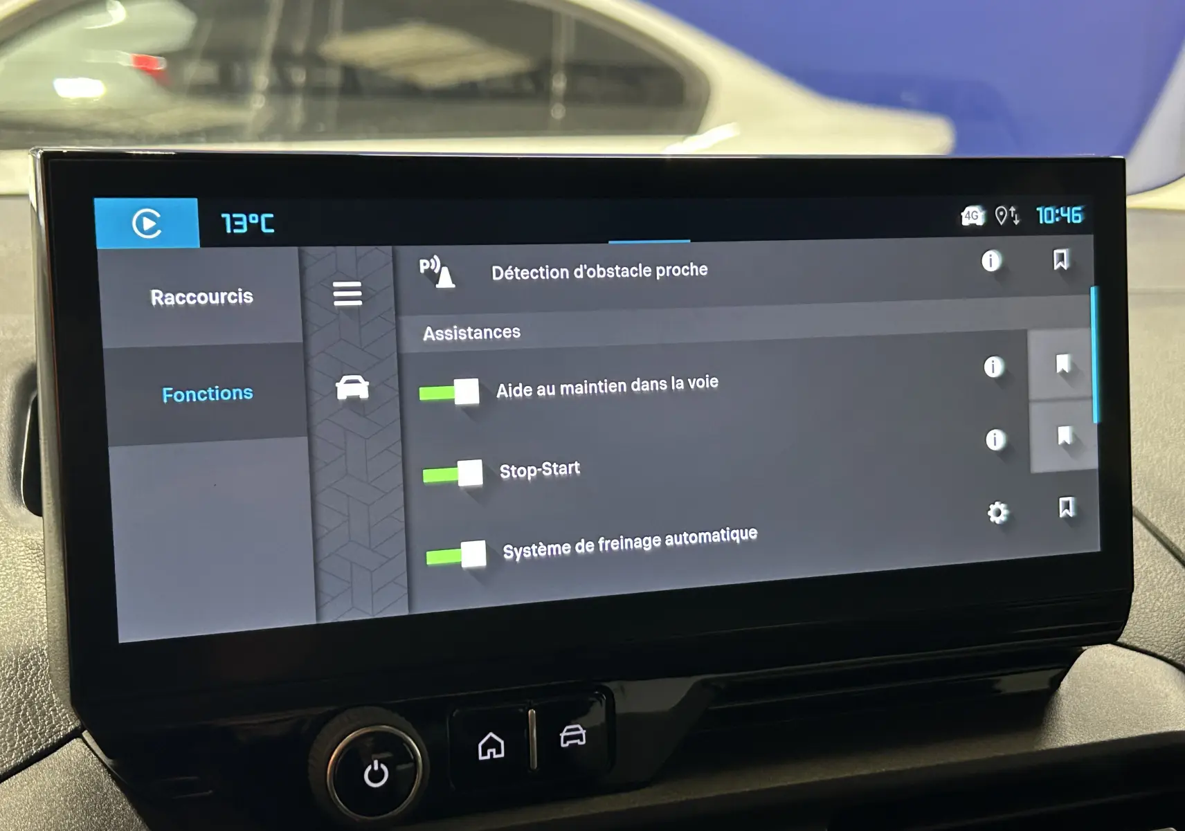 Écran tactile central du Citroën Berlingo Multispace 2025 affichant les aides à la conduite activées.