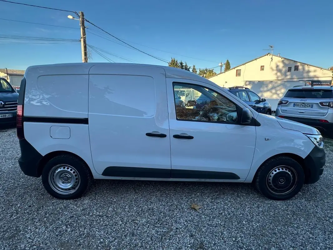 Profil côté droit du Renault Express Van blanc 2023, avec porte latérale et jantes acier simples.