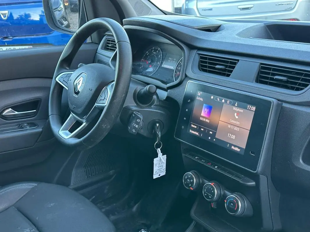 Vue intérieure côté conducteur du tableau de bord et volant Renault Express Van blanc 2023 avec écran tactile et commandes climatisation.