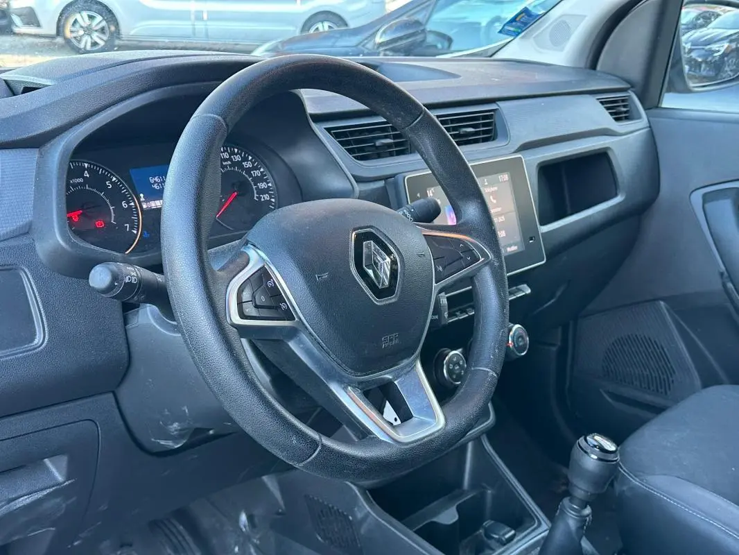 Intérieur du Renault Express Van 2023 montrant le volant, tableau de bord et levier de vitesses côté conducteur.