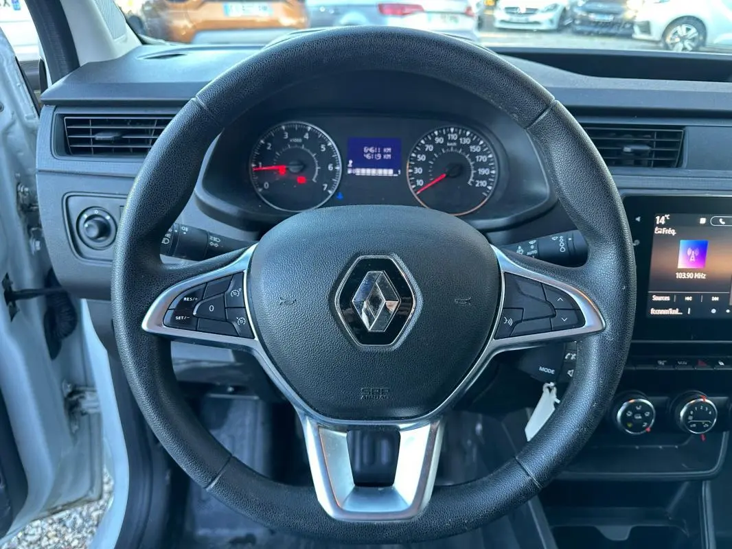 Vue rapprochée du volant noir de Renault Express Van 2023 avec tableau de bord et écran central visible.