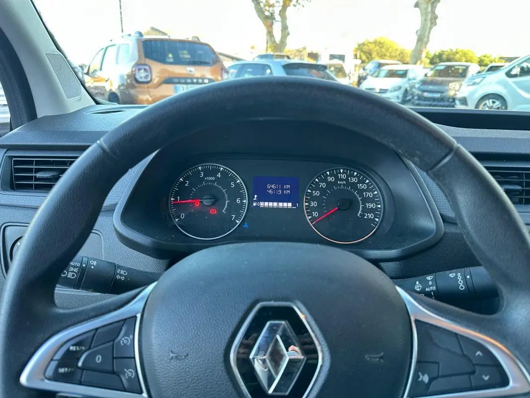 Vue depuis le poste de conduite du Renault Express Van blanc 2023, avec tableau de bord et volant Renault visible.