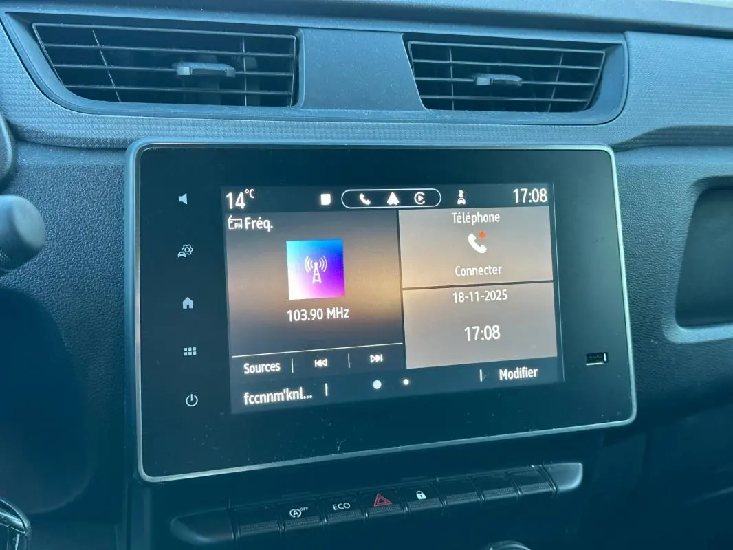 Écran tactile central du tableau de bord du Renault Express Van blanc 2023, affichant radio et téléphone.