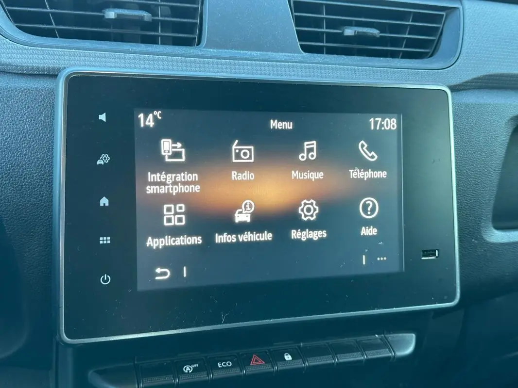 Écran tactile central du tableau de bord du Renault Express Van blanc, affichant le menu principal multimédia.