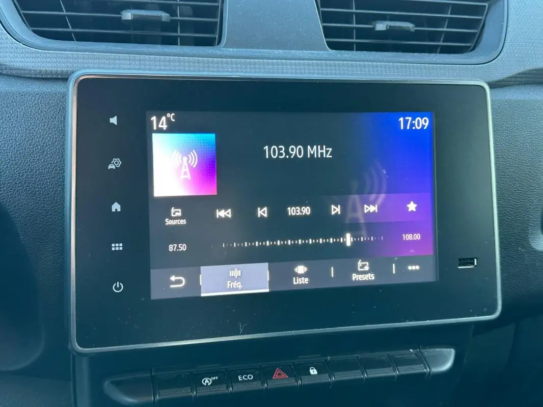 Écran tactile central du tableau de bord du Renault Express Van blanc, affichant la radio FM à 103,90 MHz.