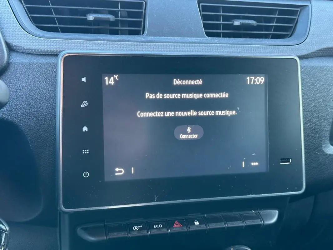 Écran tactile central du tableau de bord du Renault Express Van blanc, affichant le menu Bluetooth déconnecté.
