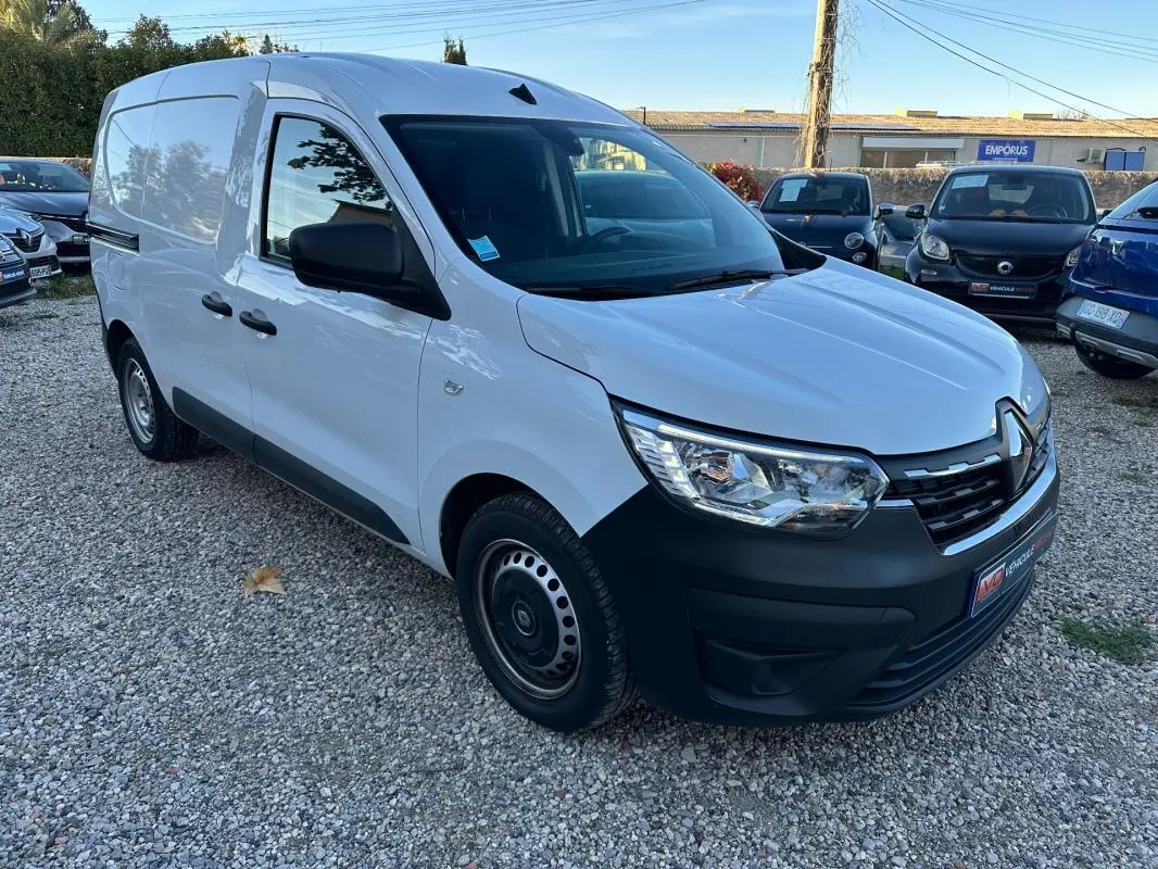 Renault Express Van blanc vue 3/4 avant droit, fourgonnette utilitaire avec porte latérale et pare-chocs noir.