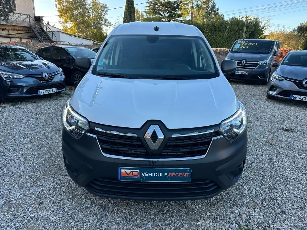 Vue de face d'un Renault Express Van blanc 2023 avec calandre noire et logo Renault bien visible.