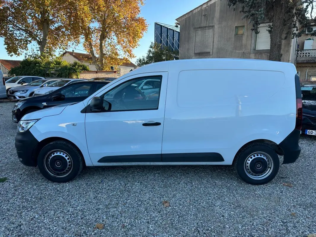 Profil latéral droit d'un utilitaire Renault Express Van blanc 2023 avec porte latérale et jantes acier noires.
