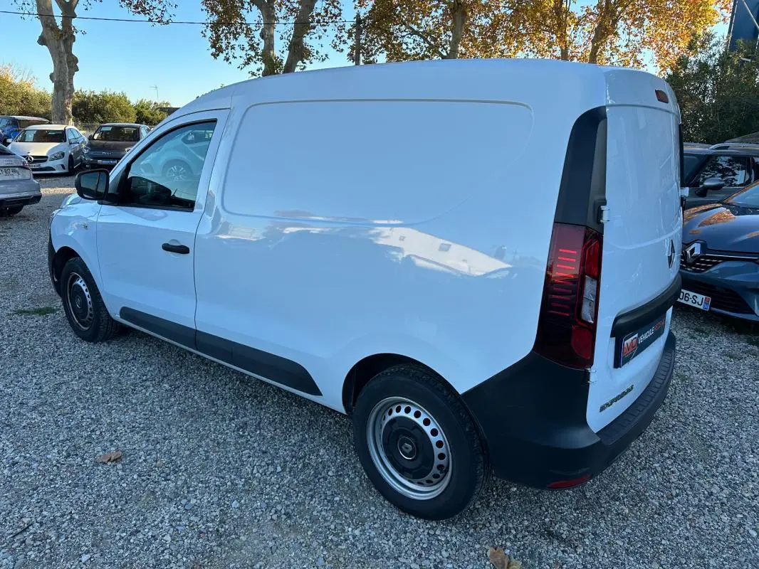 Renault Express Van blanc vu en 3/4 arrière droit, avec porte latérale et feux arrière verticaux distinctifs.