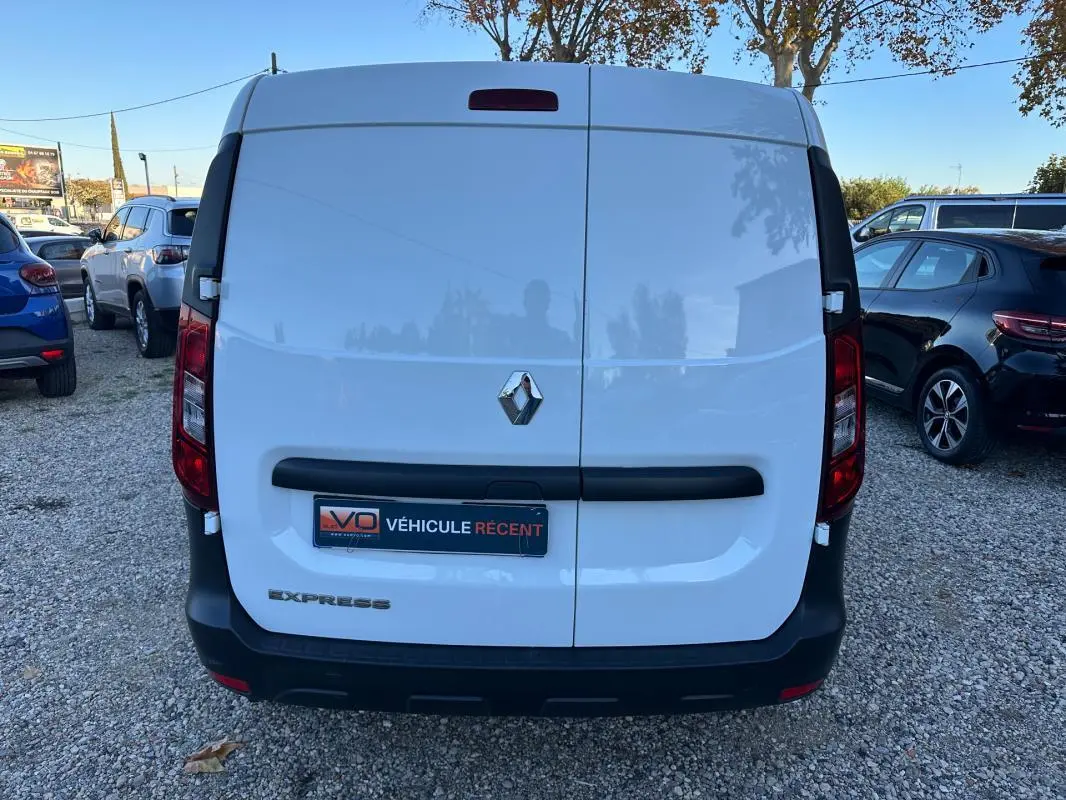 Vue arrière du Renault Express Van blanc 2023 avec portes battantes et logo Renault centré.