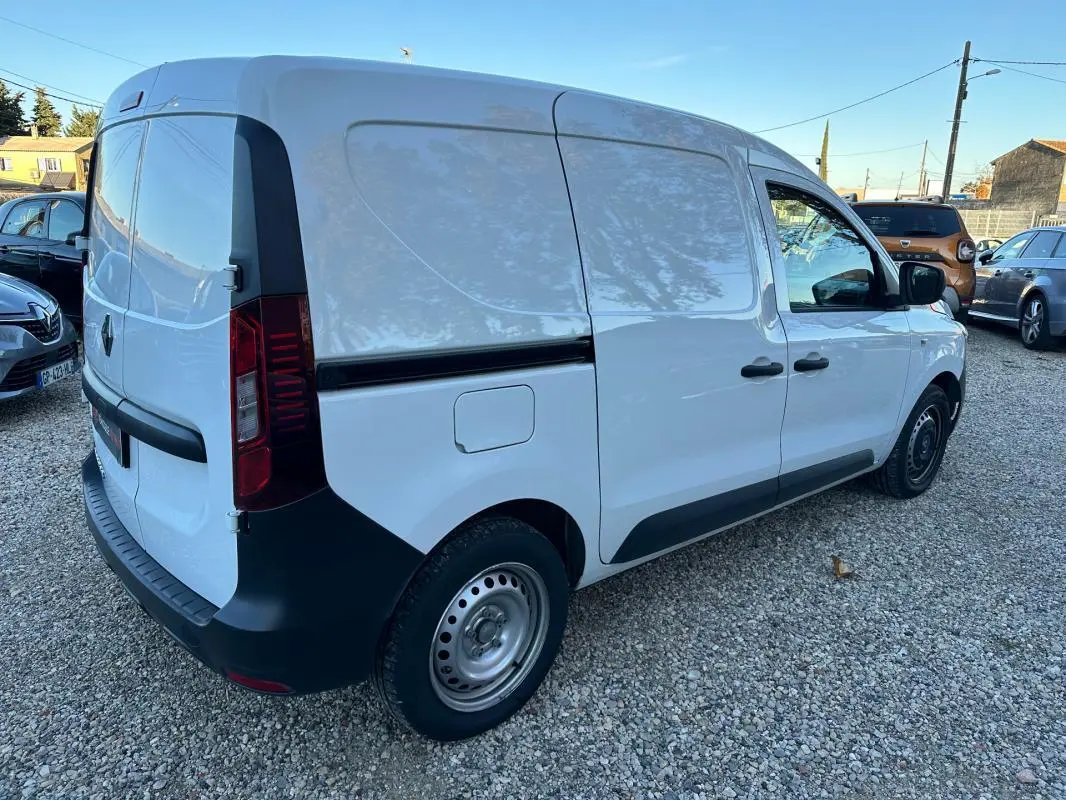Renault Express Van blanc vu en 3/4 arrière côté droit, avec porte latérale et jantes acier simples.
