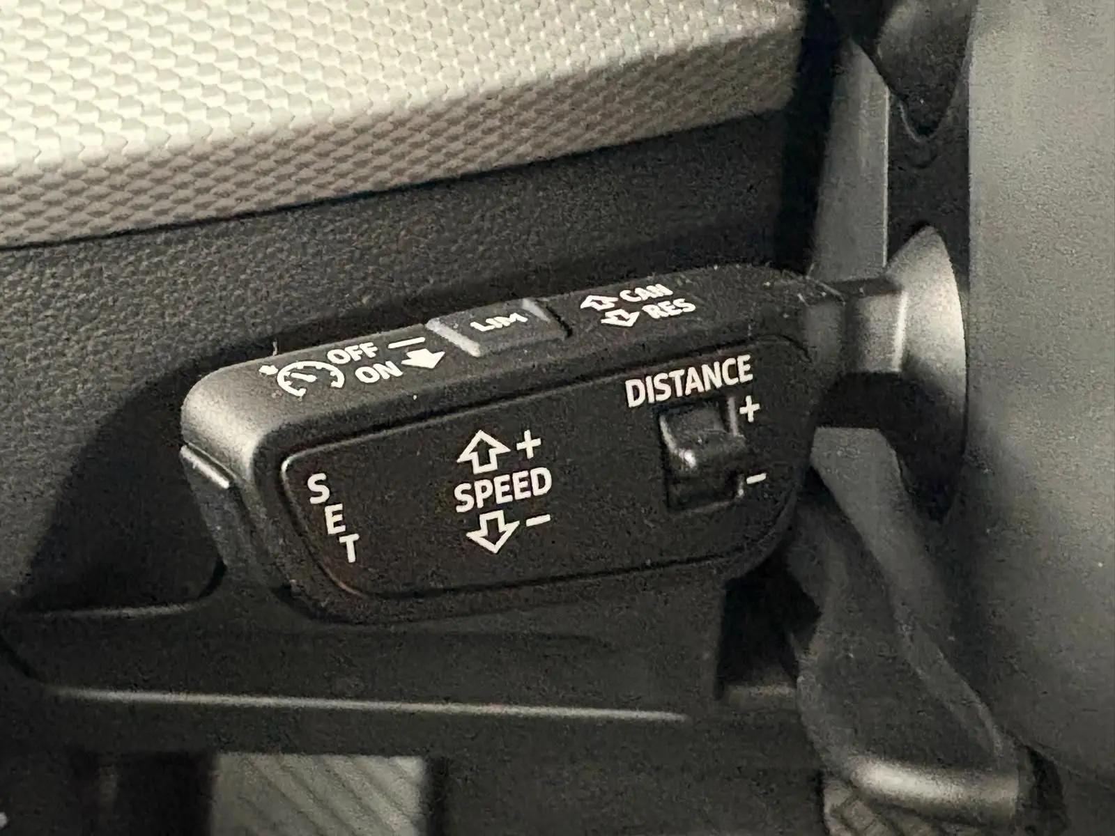 Gros plan sur le levier de commande du régulateur de vitesse d’un Audi Q2 35 TFSI S line, intérieur noir.