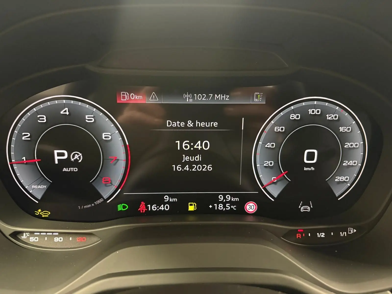 Tableau de bord numérique d'Audi Q2 35 TFSI 2026 affichant la date, l'heure et les compteurs à aiguille modernes.