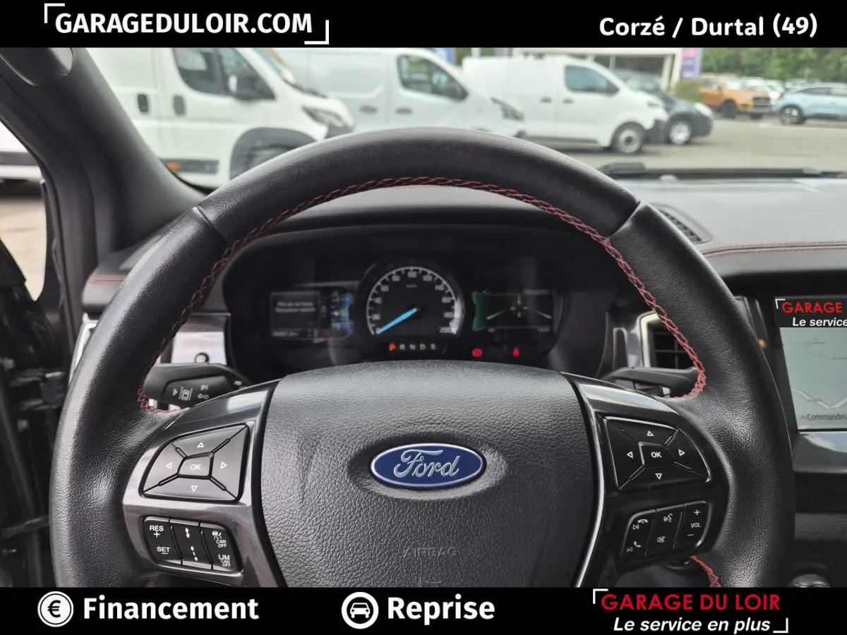Vue intérieure centrée sur le volant cuir noir avec surpiqûres rouges du Ford Ranger gris foncé 2020.