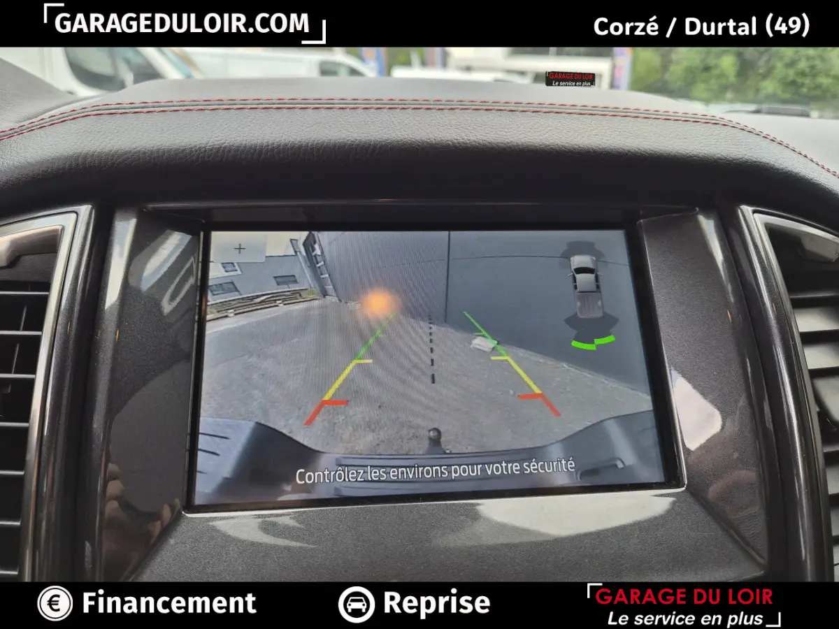 Écran central affichant la caméra de recul du Ford Ranger gris foncé avec guidage de trajectoire coloré.