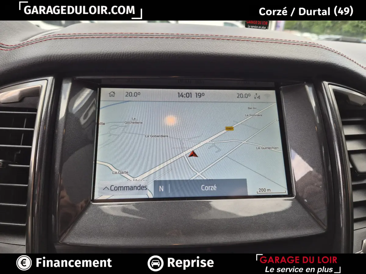 Écran tactile central du Ford Ranger 2.0 EcoBlue 213 gris foncé affichant la navigation GPS en plan rapproché.