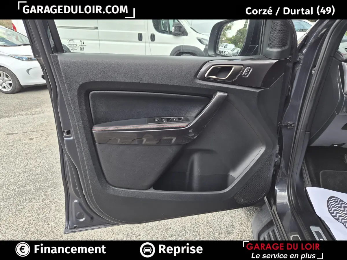 Vue intérieure de la porte avant gauche gris foncé du Ford Ranger 2020 avec commandes électriques et insert décoratif.