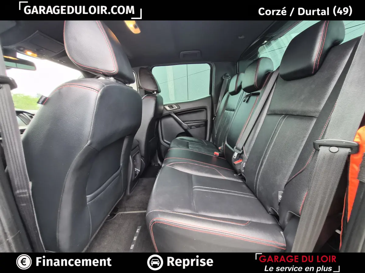 Vue intérieure côté droit sur la banquette arrière en cuir noir avec surpiqûres rouges du Ford Ranger gris foncé 2020.