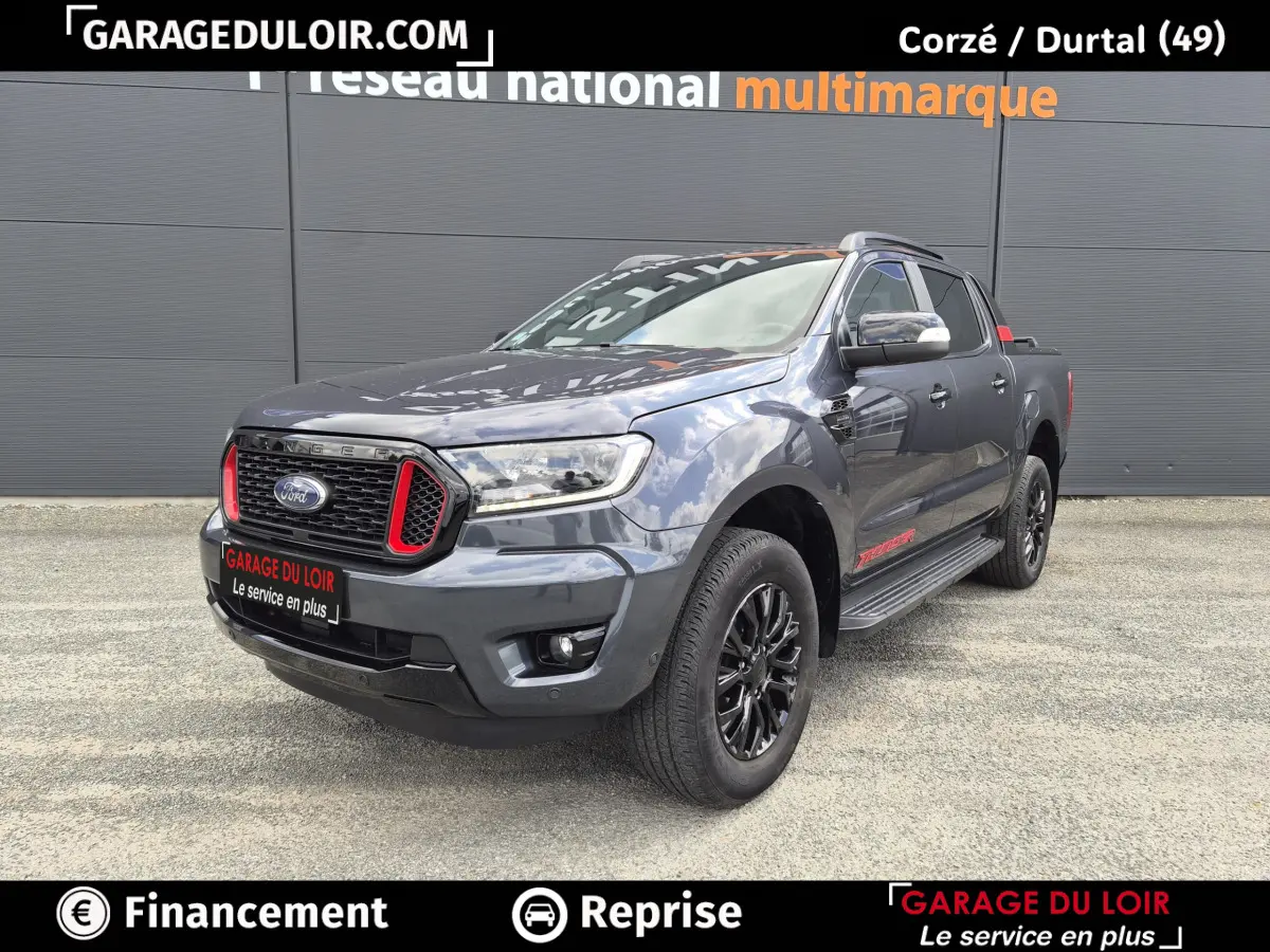 Ford Ranger 2.0 EcoBlue gris foncé en 3/4 avant droit avec détails rouges sur calandre et jantes noires.