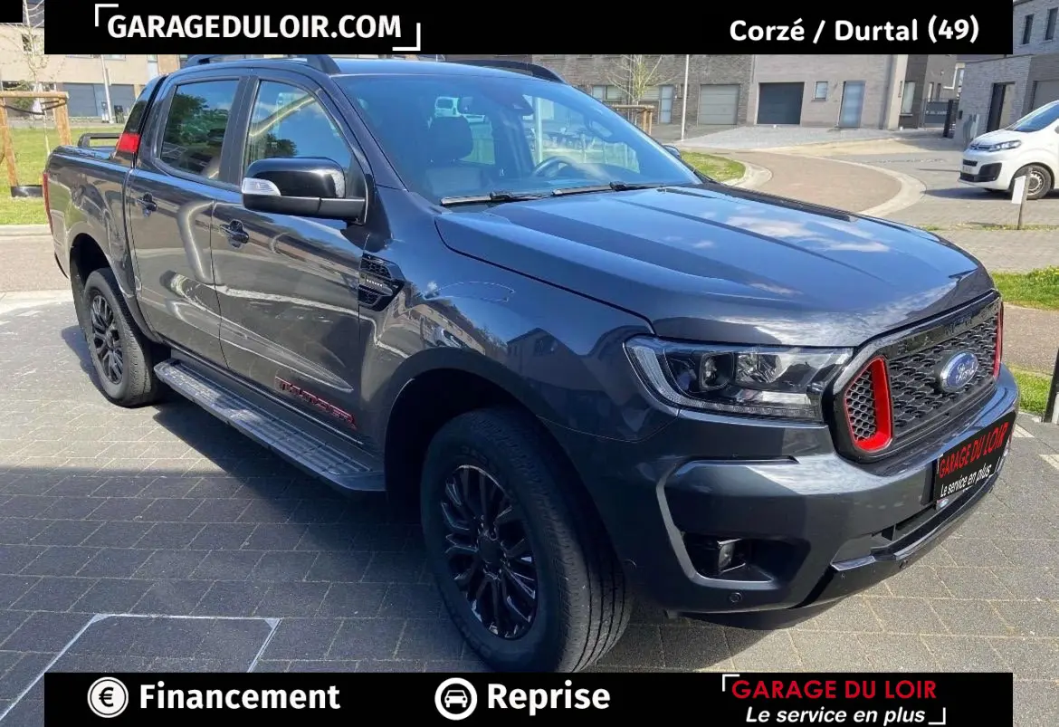 Ford Ranger gris foncé en 3/4 avant droit, avec calandre noire et détails rouges distinctifs Thunder.