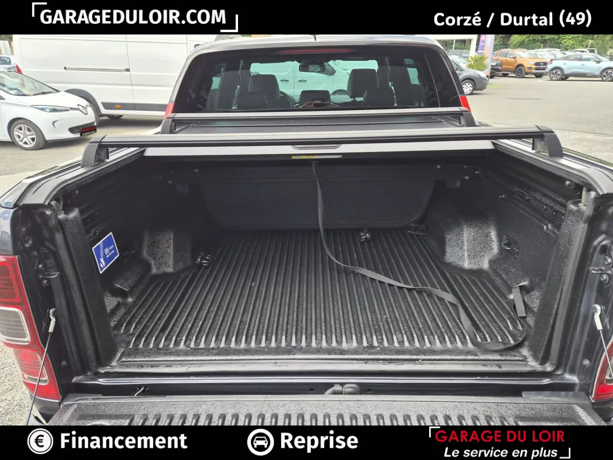 Vue arrière du pick-up Ford Ranger gris foncé 2020 avec benne ouverte et protection de chargement visible.