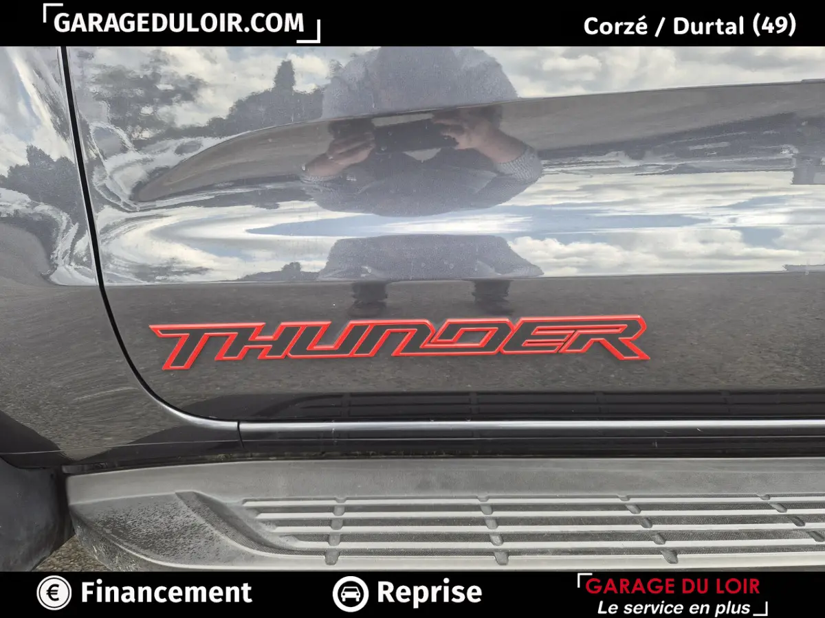 Gros plan sur l’inscription rouge Thunder sur la porte latérale grise foncée du Ford Ranger 2020 avec marchepied visible.