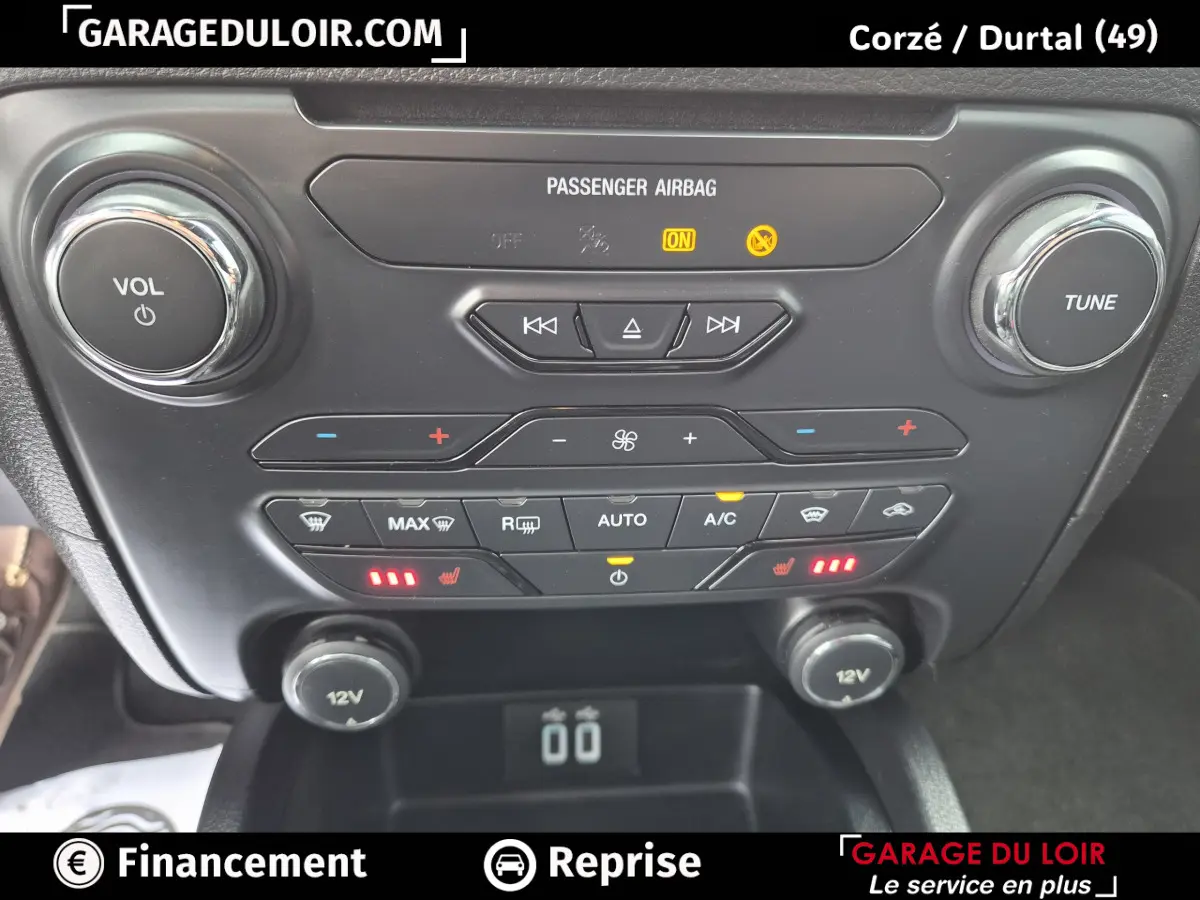 Vue rapprochée du tableau de bord noir du Ford Ranger gris foncé 2020, avec commandes climatisation et volume visibles.
