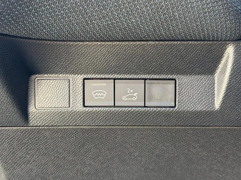 Gros plan sur les boutons de commande noirs texturés du tableau de bord du Citroën C5 Aircross 2026.